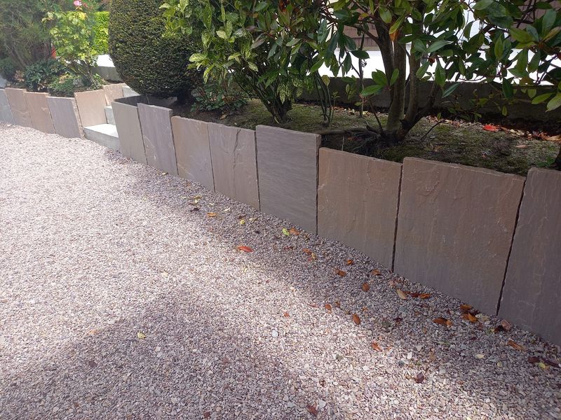 Pose de palis en grès des Indes pour réaliser des jardinière
